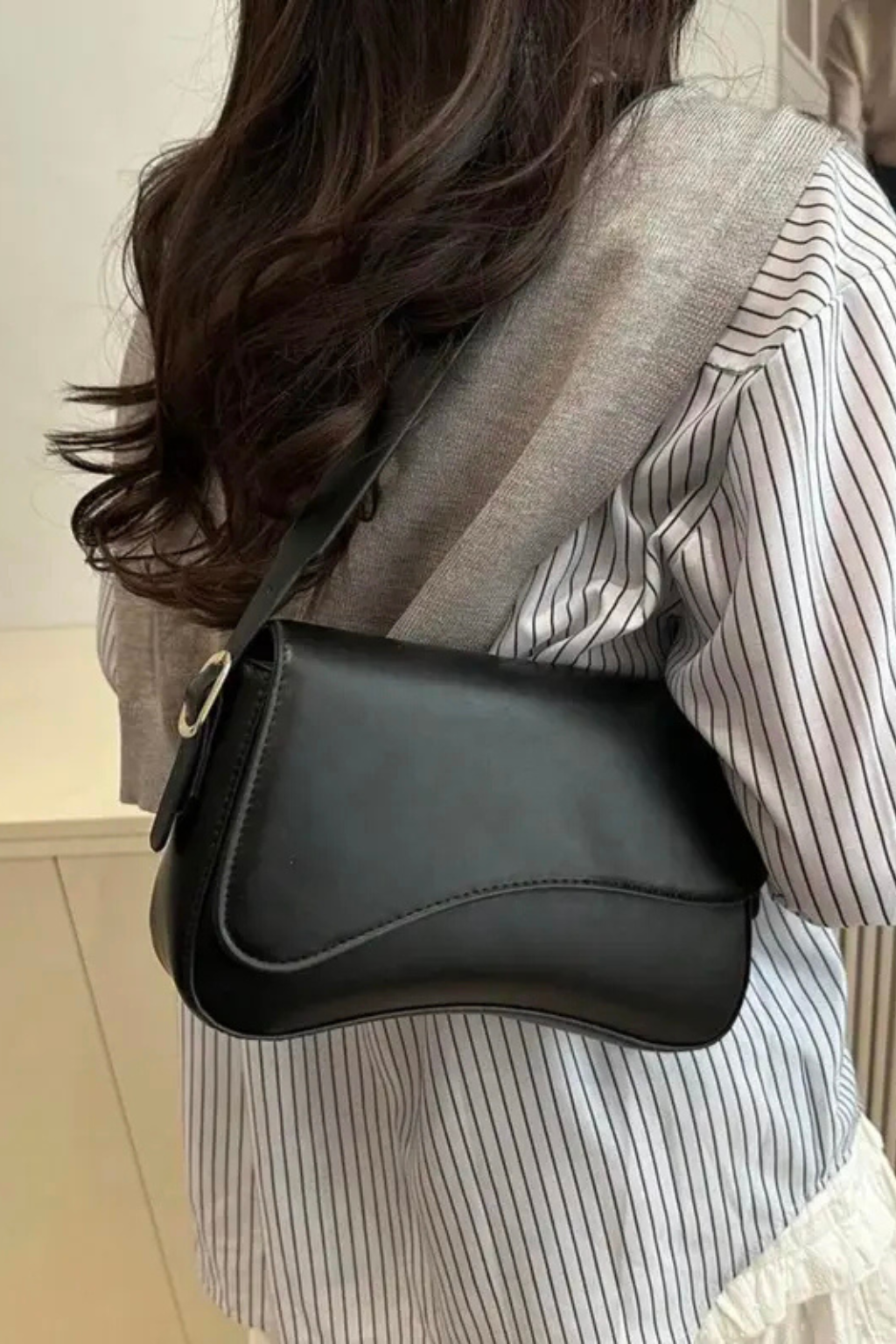 Bolsa Feminina de Ombro – Modelo Moderno e Elegante (Conforme Fotos do Anúncio)